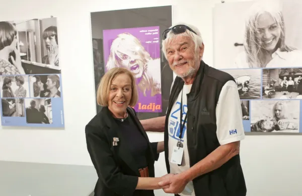 Mileni Zupančič je za Badjurovo nagrado  na razstavi njenih filmskih uspehov  čestital tudi režiser in direktor 
fotografije Jure Pervanje, s katerim je že leta 1971 sodelovala pri Ranflovem filmu Mrtva ladja. 