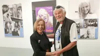 Mileni Zupančič je za Badjurovo nagrado  na razstavi njenih filmskih uspehov  čestital tudi režiser in direktor 
fotografije Jure Pervanje, s katerim je že leta 1971 sodelovala pri Ranflovem filmu Mrtva ladja. 