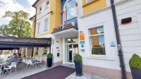 Recepcijo Hotela Lipa sredi Šempetra pri Gorici sta si v torek 
zvečer za svojo tarčo izbrala neznana  roparja.