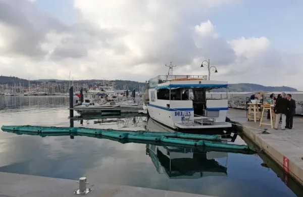 Obnovljen ribiški pomol, novi dostopi do ribiških plovil in v 
ospredju baraže kot zaščita ob morebitnem poplavljanju morja ali   
razlitju goriva.  
