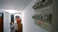  V času uporabe uredbe, ki določa najvišje cene električne energije, 
dobavitelji ne smejo prenehati dobave ali odkloniti sklenitve 
pogodbe o dobavi z novimi odjemalci. 