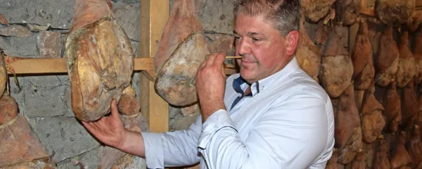 Andrej Skerlj si prizadeva, da bi se sicer mali Kras s svojo specifiko 
postavil na zemljevid najbolj znanih in cenjenih pršutov, ki ga z 
močno proizvodnjo in reklamo obvladata Parma in San Daniele.