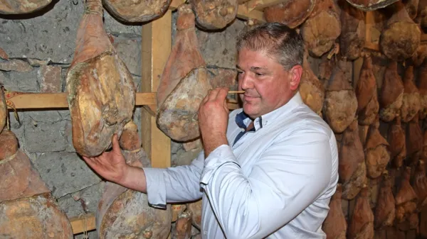 Andrej Skerlj si prizadeva, da bi se sicer mali Kras s svojo specifiko 
postavil na zemljevid najbolj znanih in cenjenih pršutov, ki ga z 
močno proizvodnjo in reklamo obvladata Parma in San Daniele.