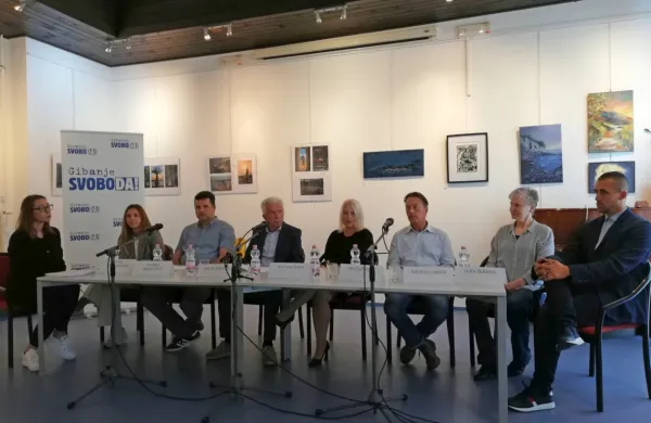 Ob Milanu Bogatiču, četrtem z leve, sedita   svetnika Izole prihodnosti, Marko Treskavica in Nataša Čerin, naprej od njiju so  novi 
obrazi tako  gibanja kot liste, ki  so ju združili prav za tokratne  
volitve.        