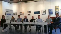 Ob Milanu Bogatiču, četrtem z leve, sedita   svetnika Izole prihodnosti, Marko Treskavica in Nataša Čerin, naprej od njiju so  novi 
obrazi tako  gibanja kot liste, ki  so ju združili prav za tokratne  
volitve.        