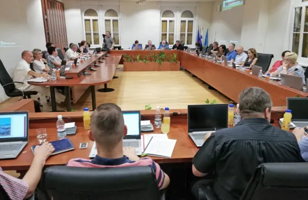 Emil Rojc je v zadnjem mandatu vladal z udobno večino, saj resne 
opozicije v občinskem svetu ni imel.
