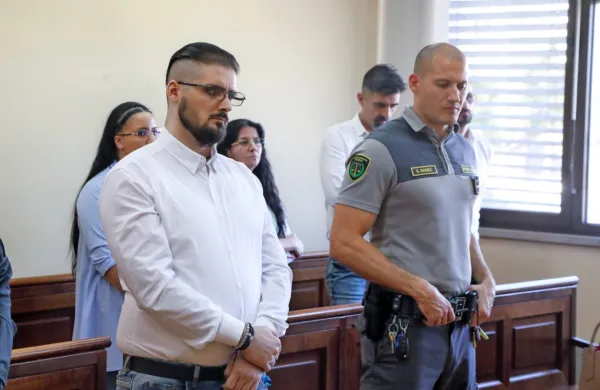 Obramba  Hristijana Bozova (levo), obsojenega na  18  let  zapora,  je  
že  napovedala  pritožbo. 