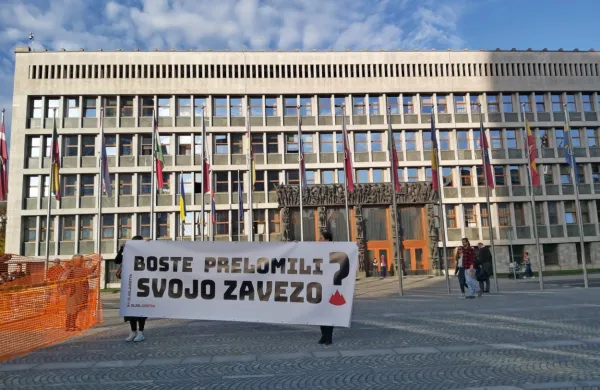 Aktivisti so v sredo izvedli protestni performans, v katerem so 
simbolično privatizirali del Trga republike.