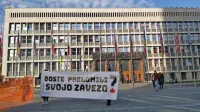 Aktivisti so v sredo izvedli protestni performans, v katerem so 
simbolično privatizirali del Trga republike.
