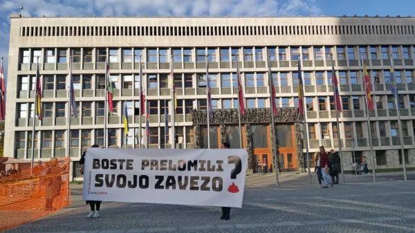 Aktivisti so v sredo izvedli protestni performans, v katerem so 
simbolično privatizirali del Trga republike.