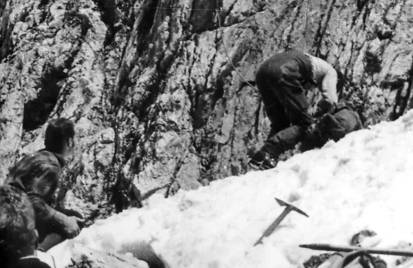 Do nesreče je prišlo pri pristajanju, ko se je helikopter najprej 
zavrtel, nato pa strmoglavil blizu gradbišča najvišje postaje 
žičnice.