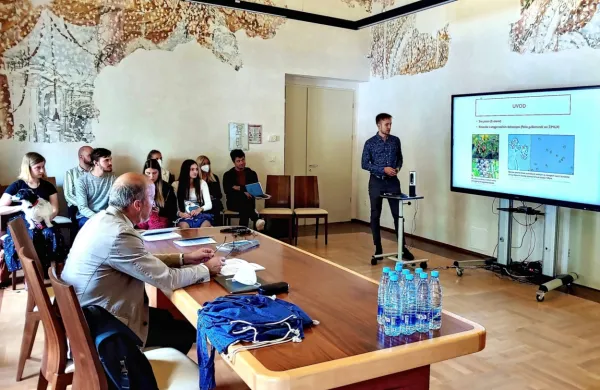 Študentje so se v raziskovalnih projektih posvetili  različnim 
področjem od astrofizike do kemije in humanistike. 