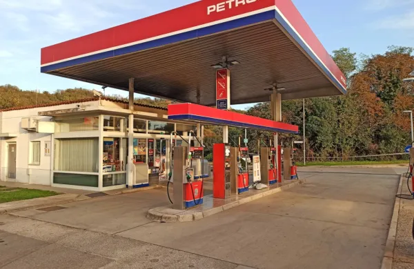 Včeraj malo po 11. uri je prišlo do oboroženega ropa bencinskega 
servisa v Šempetru pri Gorici. 