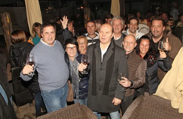 Ob zmagi leta 2018 so se imeli Đenio Zadković in člani svetniške skupine Gibanje za občino Piran zelo radi. 