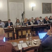 Piranski občinski svet s svojimi 25 svetnicami in svetniki, ki so 
nastopili mandat razdeljeni na devet list in strank, na svoji zadnji 
seji. 