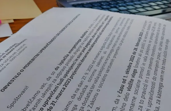 Dopis, ki so ga prejeli upokojenci z manj kot 620,18 evra 
pokojnine, za mnoge ni bil dovolj jasen, v njem manjka tudi 
podatek, koliko mesečnih prihodkov sme imeti par brez otrok. 