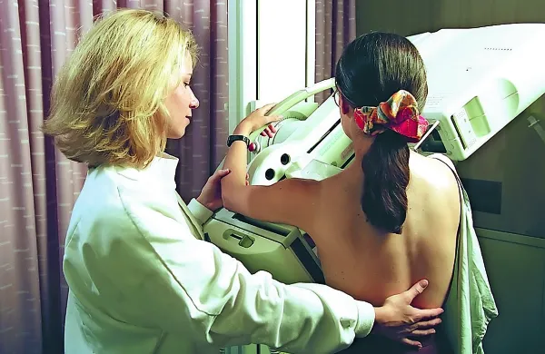 Slikanje dojk z mamografom je najbolj učinkoviti način odkrivanja  
taka, tudi v primeru, ko  je tumor v  dojki  manjši od enega 
centimetra in ga še ni mogoče otipati.  