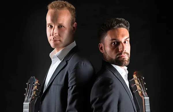 Letošnjo Kitariko bo v petek v dvorani sv. Frančiška odprl ZeroDuo, 
v katerem sodelujeta Jaka Klun in Roberto Battino.