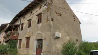 Hiša aleksandrink v Prvačini  že dolgo čaka na prenovo. 