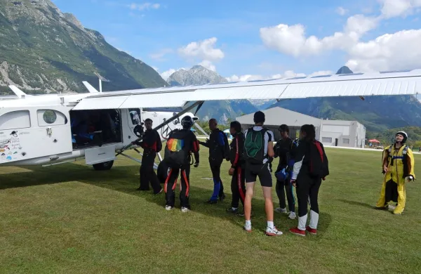 Letališče Bovec privablja številne goste, toda nekatere domačine 
moti hrup. 