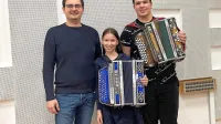 Klara Stopar in Matija Primc s profesorjem Manuelom Šavronom  