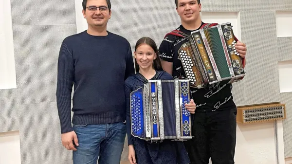 Klara Stopar in Matija Primc s profesorjem Manuelom Šavronom  