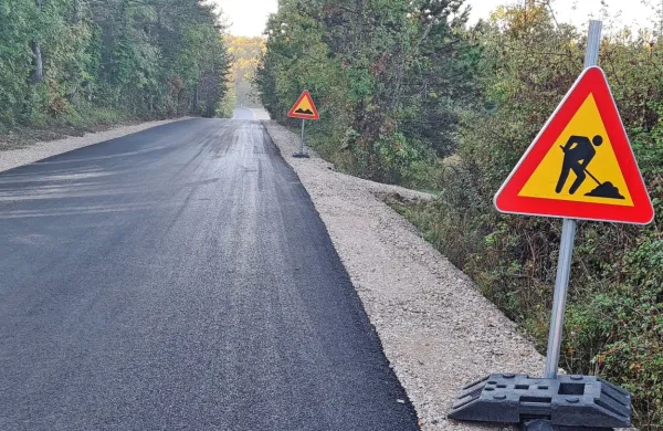 Pred kratkim so obnovili  odsek ceste, ki vodi od odcepa za Kubed v smeri proti Brezovici pri Gradinu. 