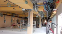 Te dni v novogradnji -  ločenemu infekcijskemu oddelku oziroma 
kardiološki rehabilitaciji in fizioterapiji - umeščenem pod urgenco 
na zadnjem delu stavbe, že  nameščajo vse  potrebne napeljave. 