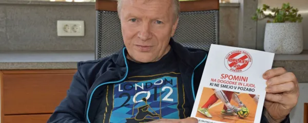 Branko Velišček z zbornikom ob 20-letnici Kluba  malega nogometa Oplast