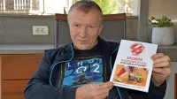 Branko Velišček z zbornikom ob 20-letnici Kluba  malega nogometa Oplast