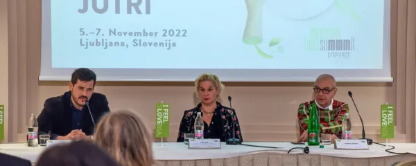 Evropski simpozij hrane so predstavili (z leve): organizator Martin Jezeršek, kuharska mojstrica Ana Roš in publicist Andrea Petrini.