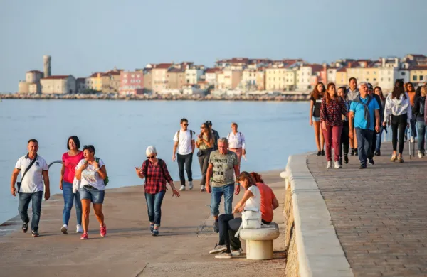 Za ta letni čas nenavadno toplo vreme s prijetnimi temperaturami je v turistične kraje privabilo veliko obiskovalcev.