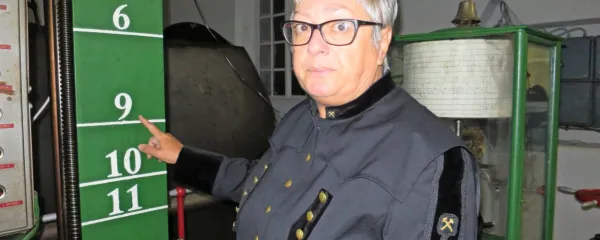 Tatjana Dizdarević pojasnjuje, kako morajo ravnati z rudniškimi 
jaški, da se Idrija ne bi začela pogrezati.