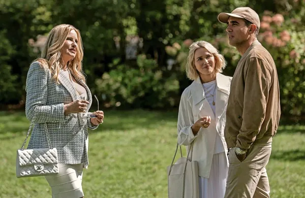 Ryan Murphy in Ian Brennan sta serijo  posrečeno in pikro aktualizirala skozi lik 
preračunljive nepremičninske agentke Karen (Jennifer Coolidge levo).