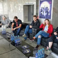 Novo predstavo so predstavili (z leve) igralki Marjuta Slamič in  Dušanka Ristić, oblikovalec svetlobe  Darjan 
Domadenik, scenograf  Matic Kašnik, režiserka Mateja Kokol in dramaturginja Larisa Javernik. 