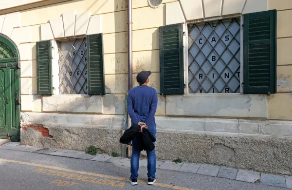 Instalacija Annibel  Cunoldi Attems  na delu dvorca Coronini nevsiljivo nagovarja mimoidoče. 