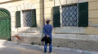 Instalacija Annibel  Cunoldi Attems  na delu dvorca Coronini nevsiljivo nagovarja mimoidoče. 