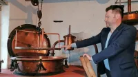  Matej  Koglot se je pozanimal, če je še kakšen podoben kotel za 
žganjekuho v Sloveniji, a kaže, da je njihov edinstven.