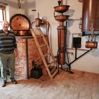 Zorin Koglot  nadaljuje družinsko tradicijo in kuha žganje v starem 
bakrenem kotlu.  