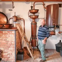 Zorin Koglot  nadaljuje družinsko tradicijo in kuha žganje v starem 
bakrenem kotlu.
