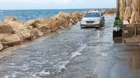 Morje je včeraj zjutraj zalilo piransko Punto.