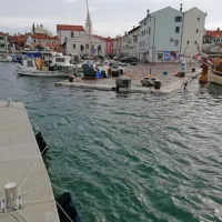 Pogled na izolski mali pomol včeraj ob 9. uri, in sicer s povišanega  
platoja bencinske črpalke 