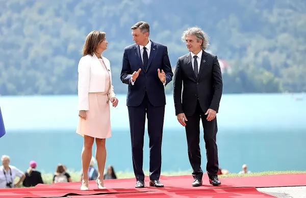 Borut Pahor je po zaključku predsedniškega mandata pripravljen 
obnoviti članstvo v SD.