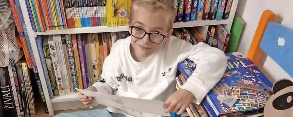 Rei v svoji sobi, bogato založeni s knjigami in stripi.