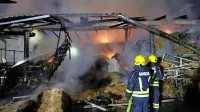 V požaru je zgorelo 500 kvadratnih metrov lesenega ostrešja in 250 
bal sena.