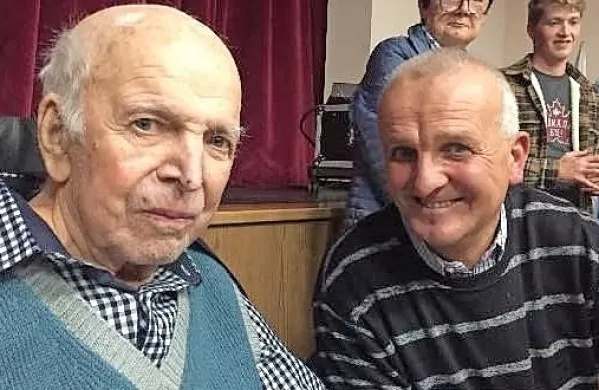 99-letni Franc Jerončič (levo) in njegov sin Zoran sta se v peti 
skupni knjigi posvetila reki Idriji in nekdanjemu življenju ob 
njej.   