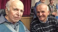 99-letni Franc Jerončič (levo) in njegov sin Zoran sta se v peti 
skupni knjigi posvetila reki Idriji in nekdanjemu življenju ob 
njej.   