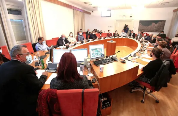 Občinski svet novembra lani, ko je župan  predlagal dva rebalansa občinskega  proračuna,  tudi zato, da so občini 
omogočili, da je oddala ponudbo za nakup območja nekdanjega kamnoloma, s katero pa ni  bila uspešna.  




