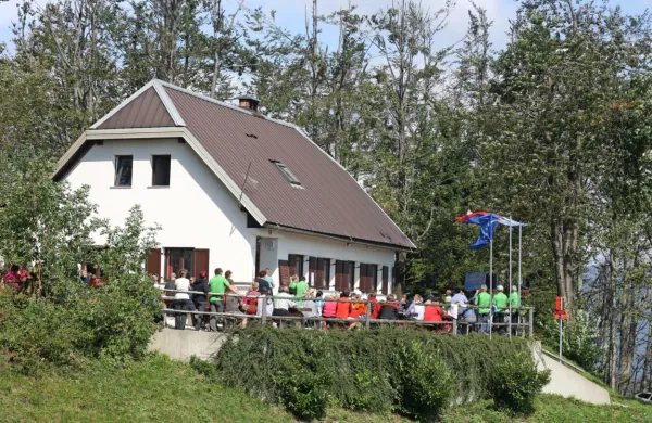 Hleviška koča je še odprta, ker so za to poskrbele upokojenke prostovoljke. Zdaj dobrodelno zbirajo vpise za šolski sklad.
