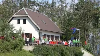 Hleviška koča je še odprta, ker so za to poskrbele upokojenke prostovoljke. Zdaj dobrodelno zbirajo vpise za šolski sklad.